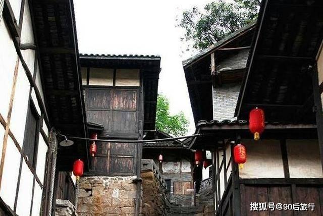 逃离残破的船只